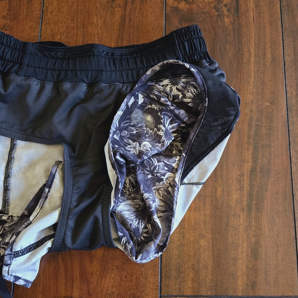 Lululemon Hotty Hot Shorts Flowabunga Black Angel Wing Low Rise Lined 2.5" Sz 6 - Picture 12 of 15